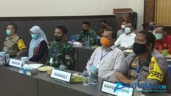 
					Forkopimda Probolinggo Ikuti Vidcon dengan Gubernur