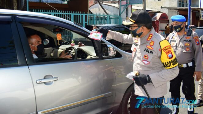 
					Topang New Normal, Polisi Sidoarjo Sebar Ribuan Masker