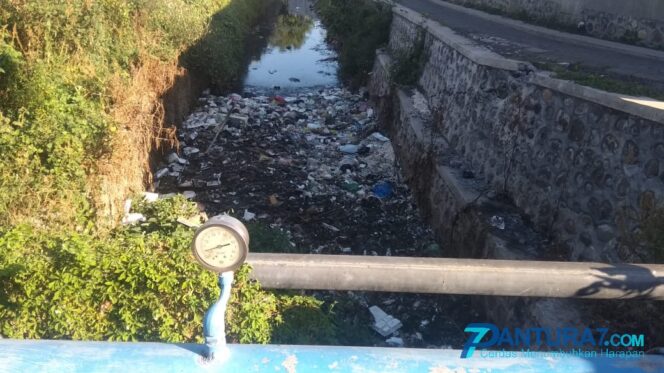 
					Sampah Penuhi Sungai di Blok Tajungan Mayangan
