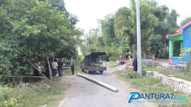
					Tolak Galian C, Warga Sindetlami Blokade Jalan