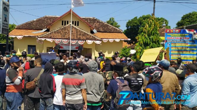 
					Tuntut Tahanan Dibebaskan, Warga Luruk Polsek Dringu