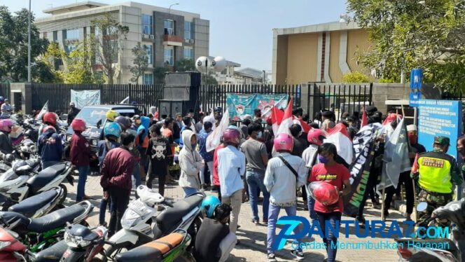 
					Warga Demo Pabrik Cairan Infus di Wonorejo, ini Sebabnya