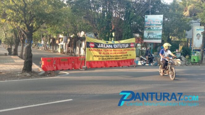 
					Akhirnya, Akses Alun-alun Kota Kraksaan Kembali Dibuka