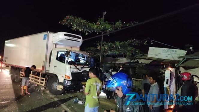 
					Tronton Boks Sasak 2 Truk Parkir di Paiton