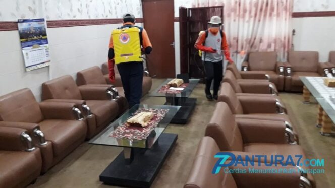 
					2 Positif Covid-19, Gedung DPRD Disemprot Disinfektan