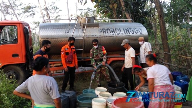 
					Kekeringan, BPBD dan Koramil Gading Pasok Air Bersih di Jurangjero