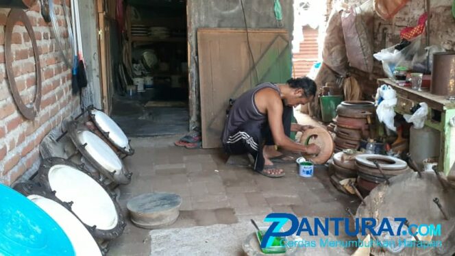 
					Melihat Kerajinan Rebana di Pasuruan, Sempat Berhenti Produksi Akibat Pandemi