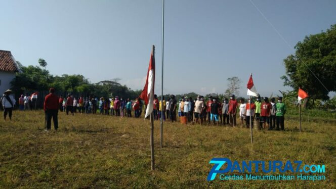 
					Petani di Dringu; Gelar Upacara Bendera Meski Terjerat Pupuk Langka