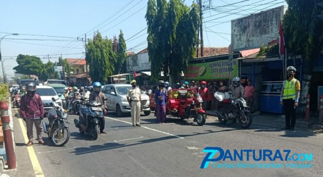 
					Pengguna Jalan Berhenti 3 Menit Demi ‘Indonesia Raya’