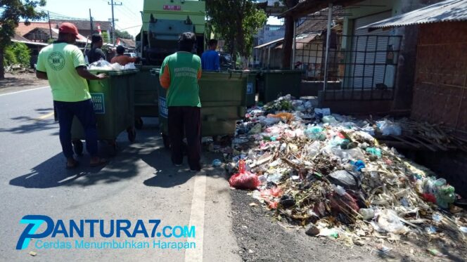 
					Sampah Menumpuk di Jalan Depan Pasar Triwung Kidul