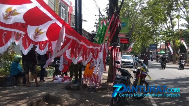 
					Pedagang Bendera dari Luar Kota Bermunculan