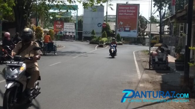 
					Pasca PLN Tebang Pohon, Warga Keluhkan Terik Matahari