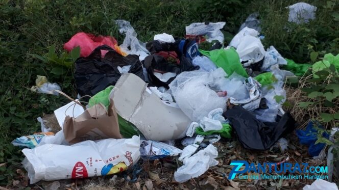 
					Tumpukan Sampah Ganggu Perumahan Jepara