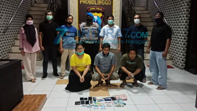 
					Polisi Ringkus 3 Pelaku Penipuan Online ‘Cek-pecek’ asal Besuk