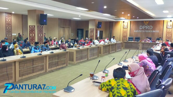 
					Polemik Tembakau, Petani-Aktivis Lurug Gedung DPRD
