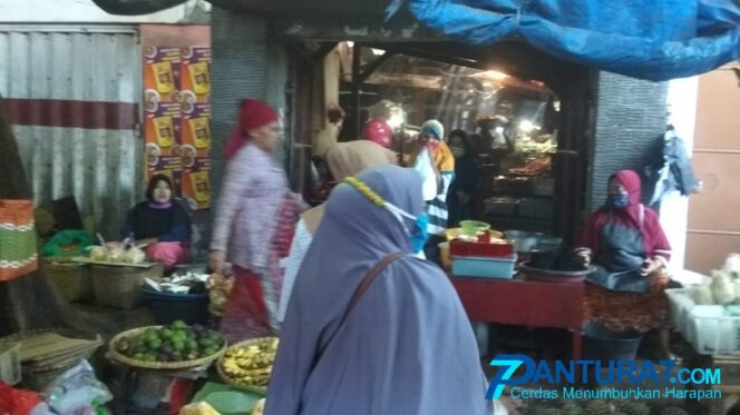 
					Malam Terbakar, Paginya Pedagang Pasar Baru Berjualan