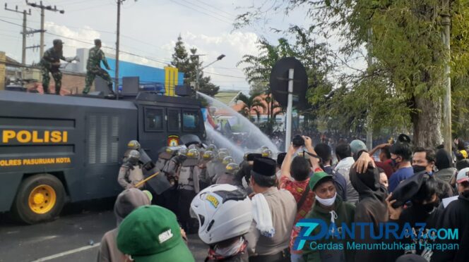 
					Tolak UU Omnibus Law di Pasuruan Berakhir Bentrok
