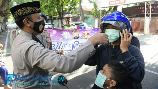 
					Sadarkan Masyarakat, Masker dan Helm Gratis Ditebar