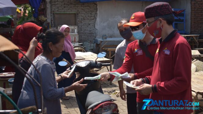 
					Sambil Gowes, Pekerja Sosial Bagikan Masker