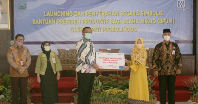 
					Pemkab Probolinggo melalui Dinas Koperasi dan Usaha Mikro saat menyerahkan Bantuan Presiden Produktif Usaha Mikro (BPUM) kepada pegiat UMKM. (foto : Diskominfo Kab. Probolinggo)
