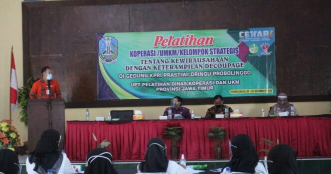 
					Pegit UMKM terdampak Covid-19 di Kabupaten Probolinggo mendapatkan pelatihan kewirausahaan dan keterampilan decoupage dari Dinas Koperasi dan UMKM Provinsi Jawa Timur. (foto : Diskominfo Kab. Probolinggo)