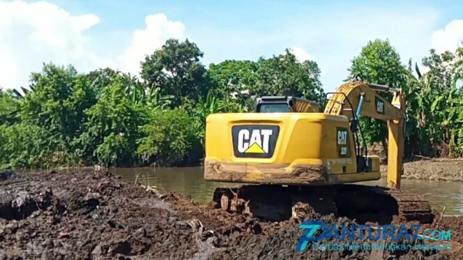 
					Relawan-Pemkab Normalisasi Sungai Rejoso