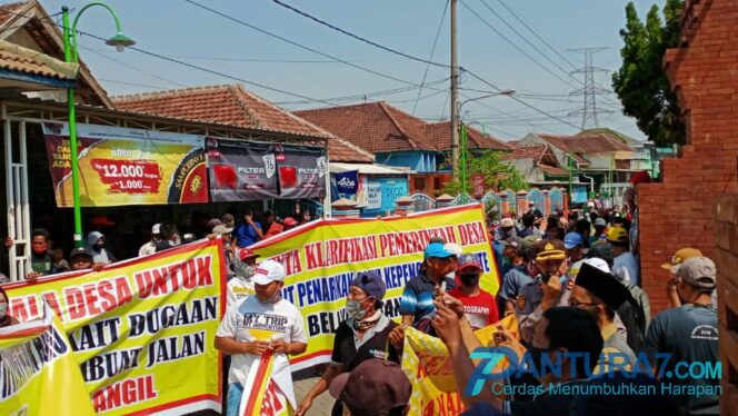 
					Warga Kepung Balai Desa Bulusari, Tuntut 4 Hal ini
