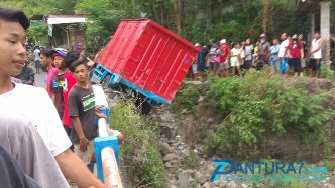 
					Tak Kuat Menanjak, Truk Boks Mundur, Tabrak Pemotor