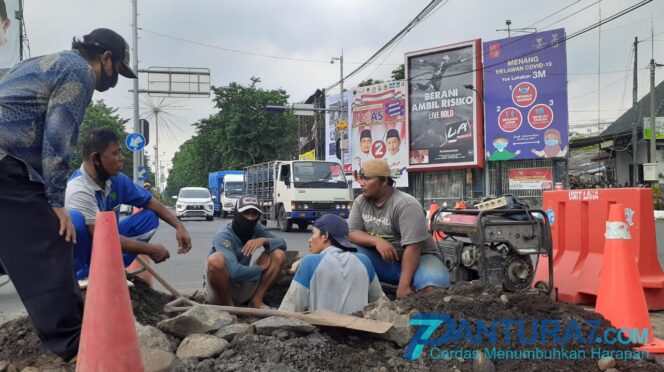 
					Ada Perbaikan Pipa PDAM, Lalin Tersendat