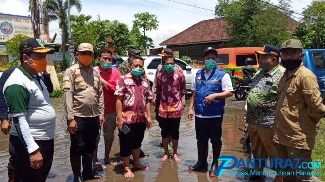 
					Warga Terima Bantuan Setelah 4 Hari Terendam