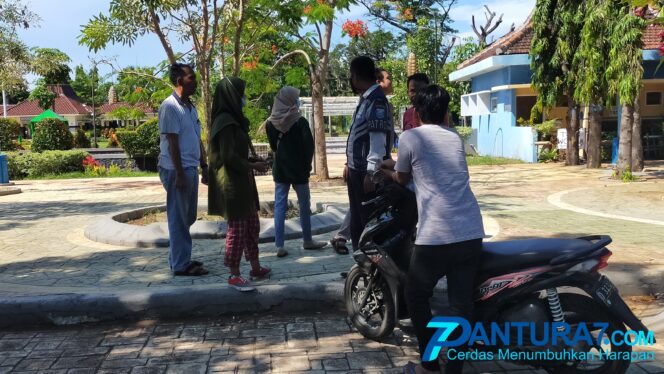 
					Selfie di Alun-alun Kraksaan, Motor Lenyap