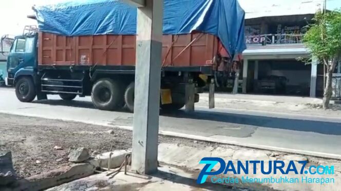 
					Timbulkan Debu, Truk Pengangkut Batubara Diprotes Warga