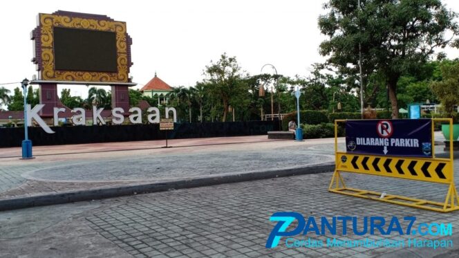 
					Pengamanan Alun-alun Kraksaan Lemah, Pol PP – DLH Saling Tuding