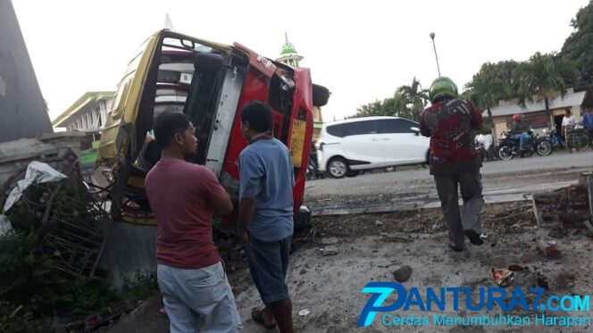 
					Sopir Gagal Fokus, Truk Seruduk Minibus