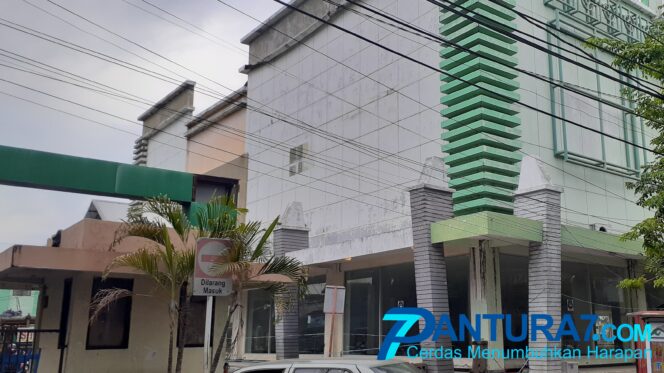 
					Lama Mangkrak, Gedung Mal Poncol Mulai Runtuh