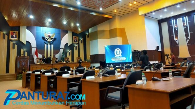 
					Sidang Paripurna DPRD Pasuruan ‘Hujan’ Kritik