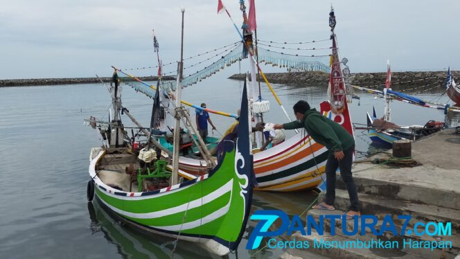 
					Pandemi, Nelayan TPI Paiton Digerojok Masker Gratis