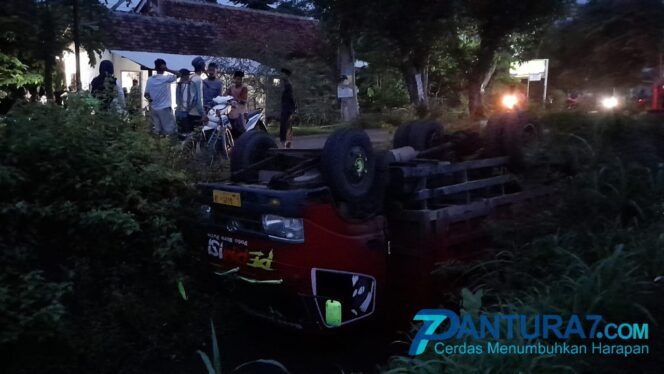 
					Hindari Salipan, Truk Terjun ke Sungai