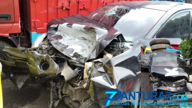 
					Avanza Adu Moncong dengan Pick-up, Sopir Salamat