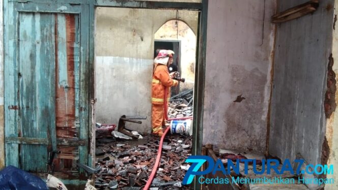 
					Hangatkan Kayu Bakar, Rumah Pengusaha Krupuk ikut Terbakar