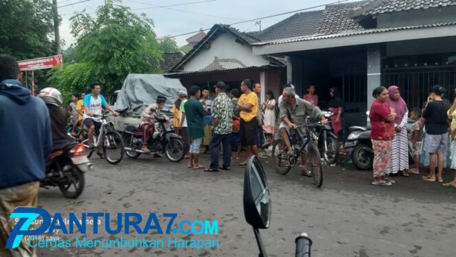 
					Layani Pembeli di Pinggir Jalan, Pedagang Sayur Dihantam Pikap