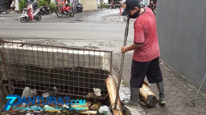 
					Cegah Banjir, Sungai di Probolinggo Dibersihkan