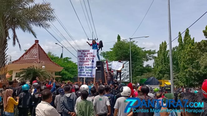 
					Jadi Pengangguran, Buruh Pabrik Kayu Geruduk Kantor Dewan
