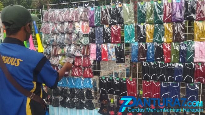 
					Omzet Penjual Masker di Pinggir Jalan Merosot Tajam