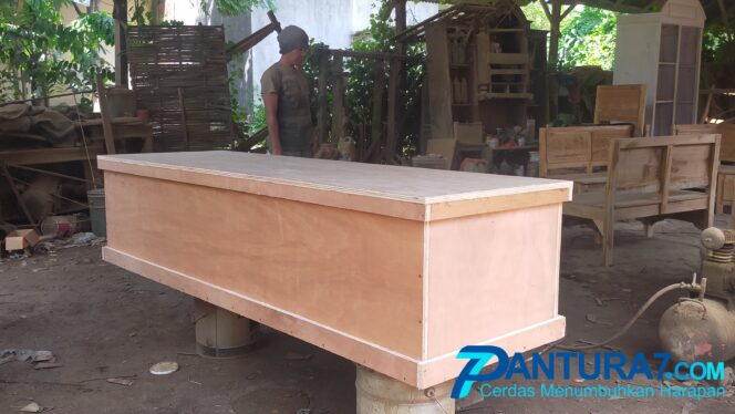 
					Ekonomi Lesu, Perajin Mebel Tertolong Peti Jenazah