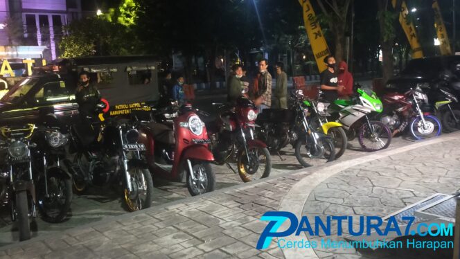 
					Tempat Nongkrong Digerebek, Belasan Motor Bodong Disita