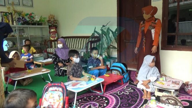 
					Sekolah Tatap Muka Dilarang, Pasutri ini Kembangkan ‘Bebek Berenang’