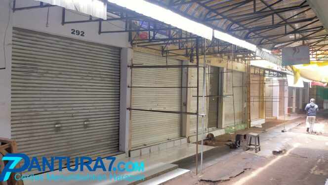
					Hindari Rapid Antigen, Pedagang Pasar Semampir Tutup Lapak