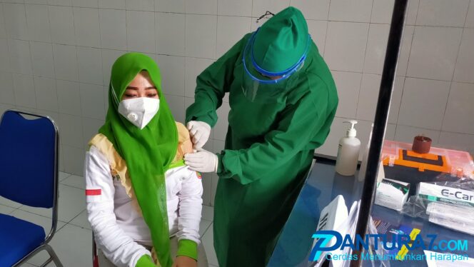 
					Vaksinasi di Puskesmas Gending Tanpa Efek Samping, Nakes; Ayo Ikut Vaksin