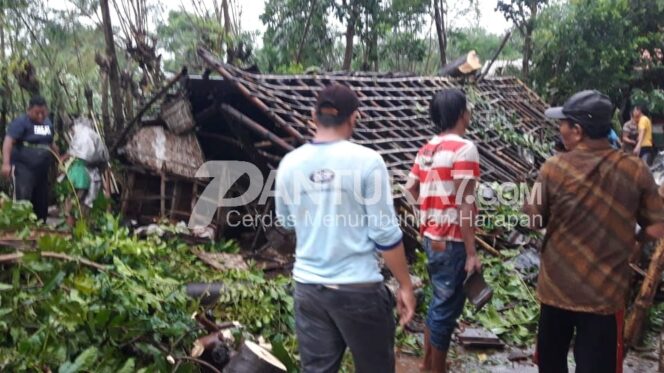 
					Puting Beliung Terjang Puluhan Rumah, 2 Bangunan Roboh